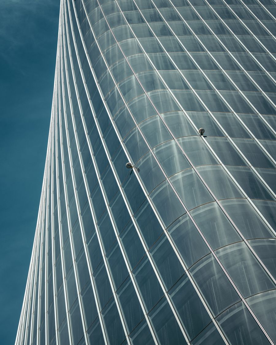 Muro cortina de cristal de un edificio de oficinas