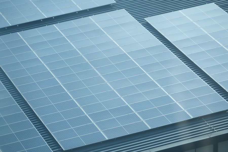 Paneles solares instalados sobre el techo de un edificio