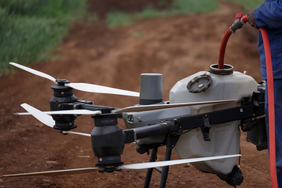 Tanque de un dron de alta presión siendo llenado con una manguera